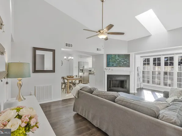 9310 Caspian Way APT 301, Manassas, VA 20110