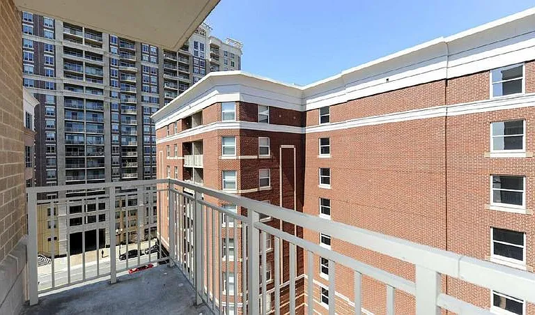 Corner balcony