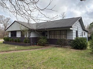 124 Palm Ln, Lake Jackson, TX 77566