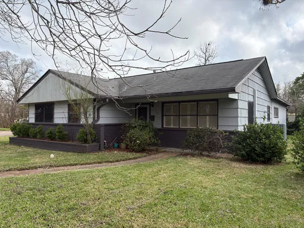 124 Palm Ln, Lake Jackson, TX 77566