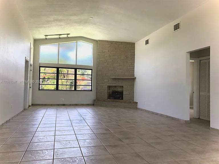 2560 NE 200th St — Photo 4
