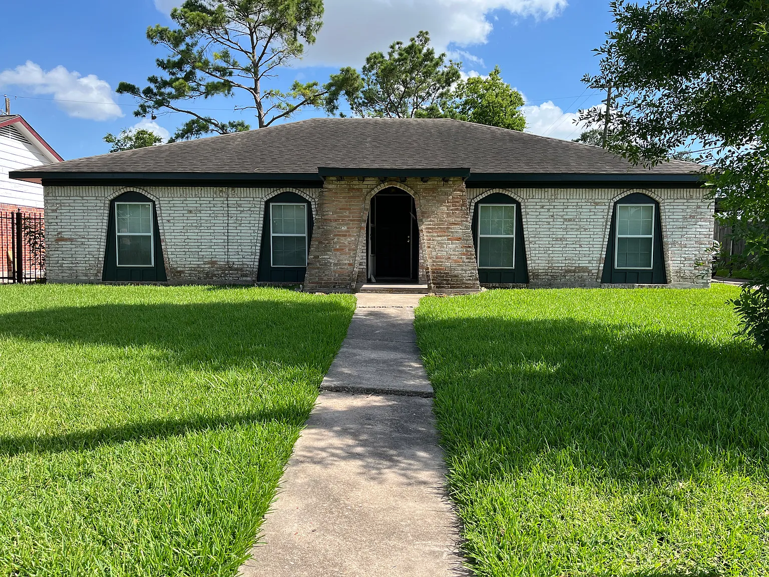 4 bed, 2000 sqft, $2,100 — Photo 1