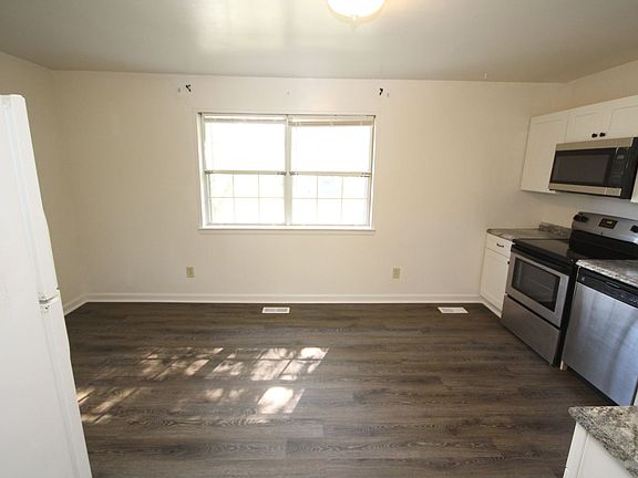 4th image of 1473 Charlestown Dr