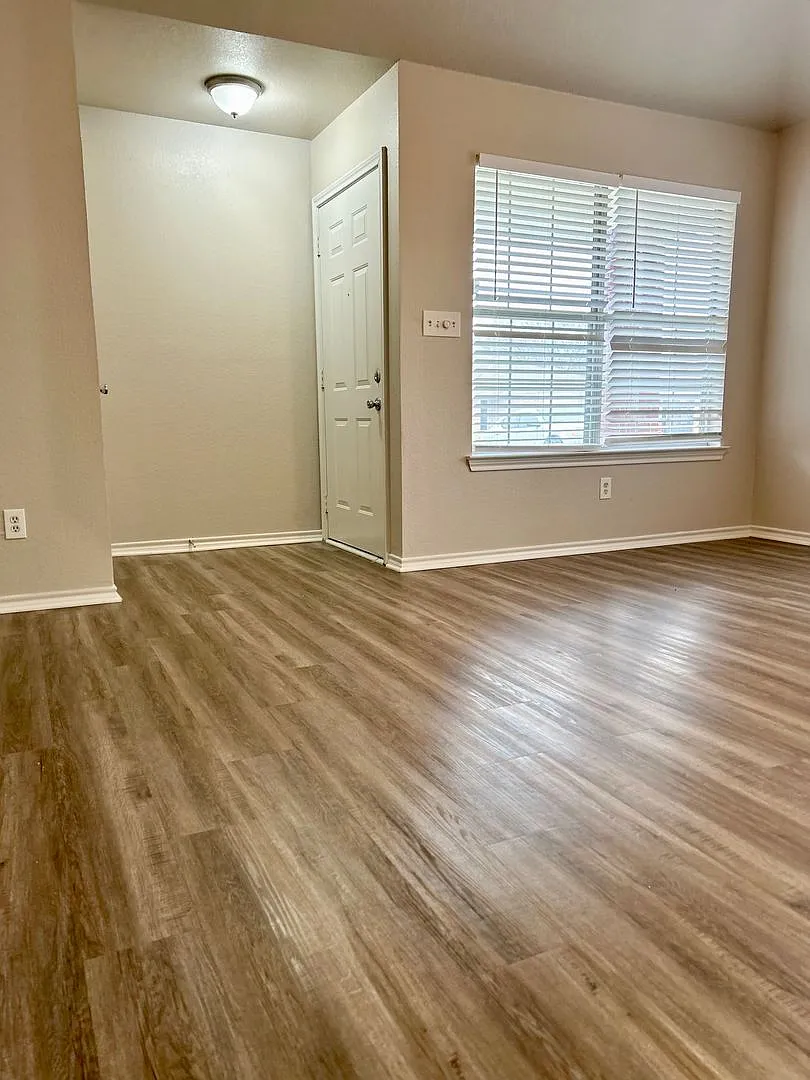 Spacious Duplex in Quiet Neighborhood — Photo 2