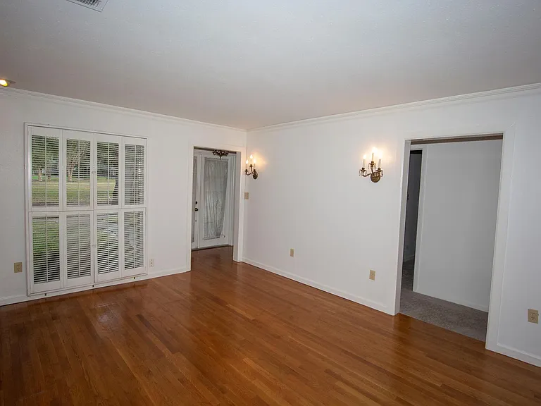 601 Shady Lane Dr — Photo 2