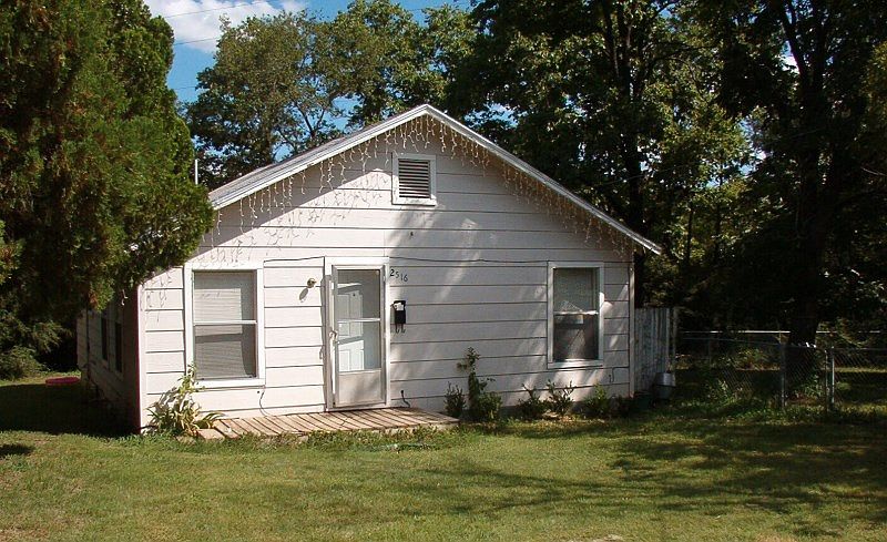 1st image of 2516 Oakwood Ter