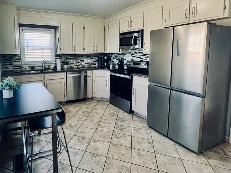 209 E Knox St — Photo 11