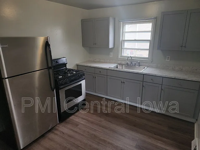 290 E 17th St — Photo 4