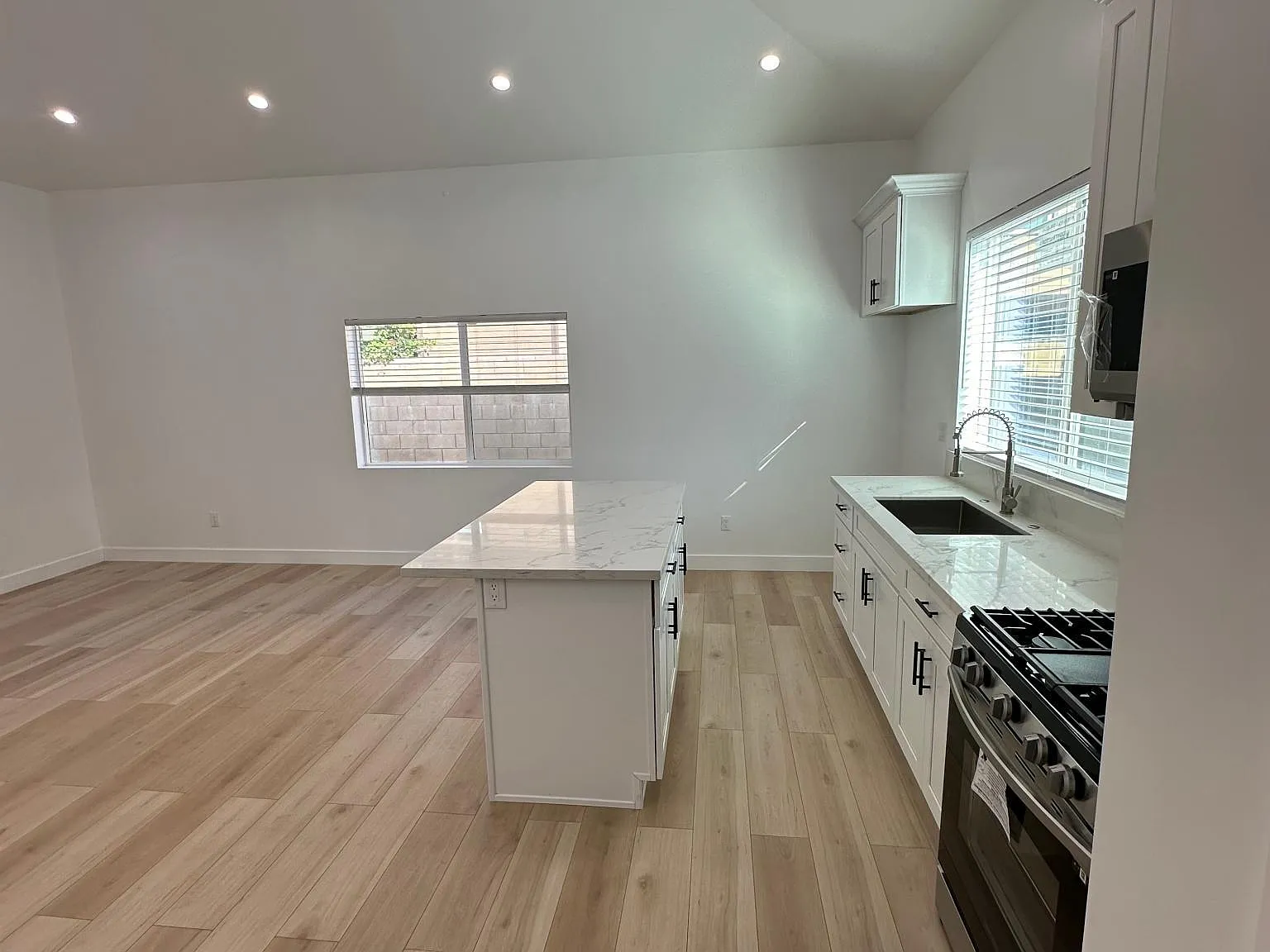 415 S Verdugo Rd — Photo 2