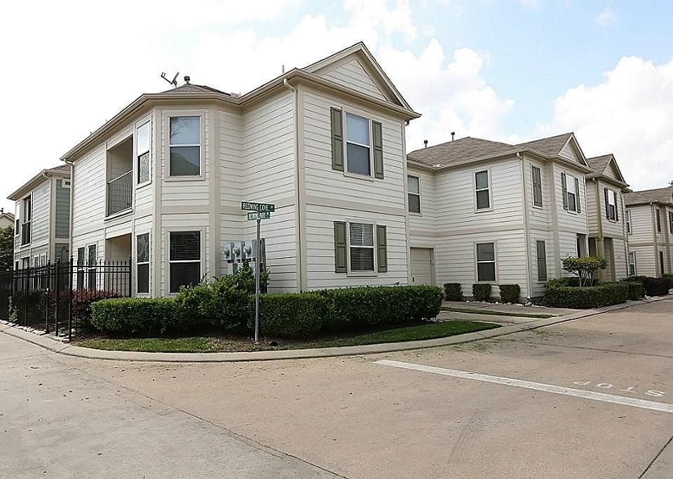 Welcome home - low maintenance, inner city living at its best!