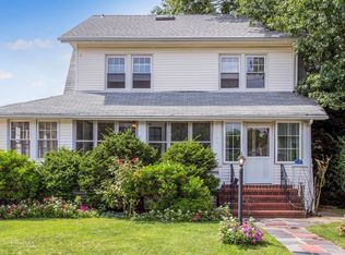 19 Thompson Pl, Lynbrook, NY 11563