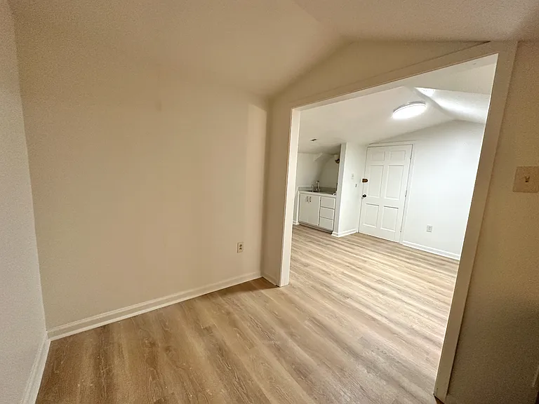 Garden District Studio Apartment, All Utilities Included! — Photo 5