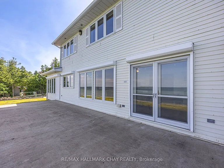 2653 Leonard St — Photo 35