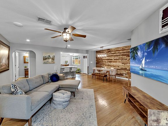 5th image of 915 OAK LN