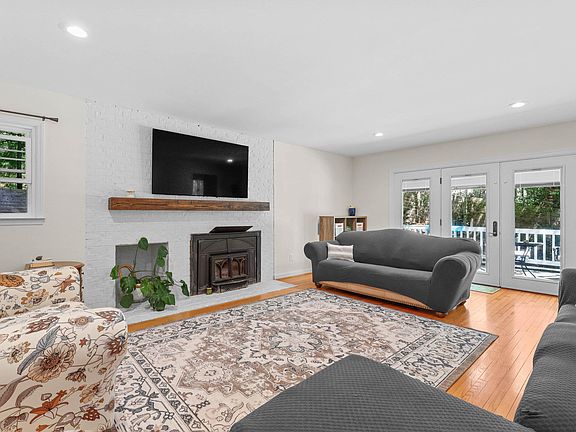 4th image of 620 Arlington St