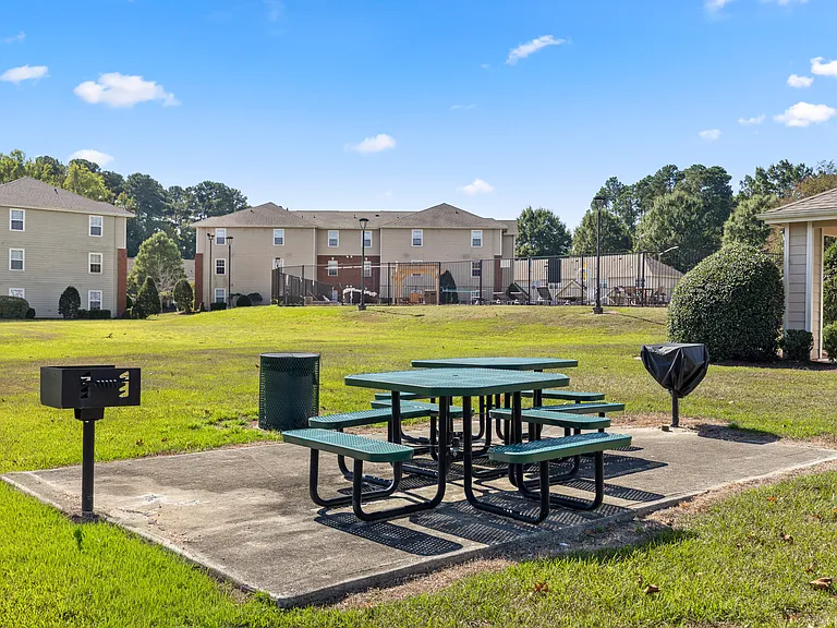 Sunset Pointe Apartments — Photo 40
