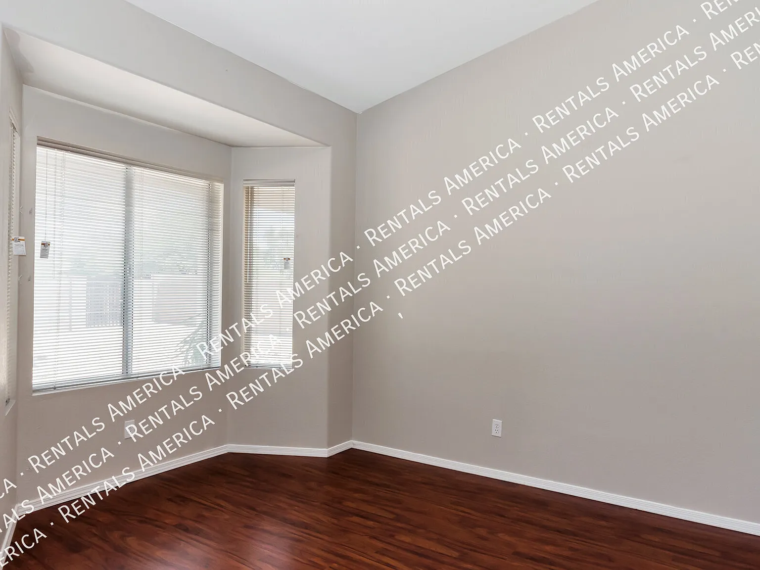 Like New in Rita Ranch! Available Immediately — Photo 4
