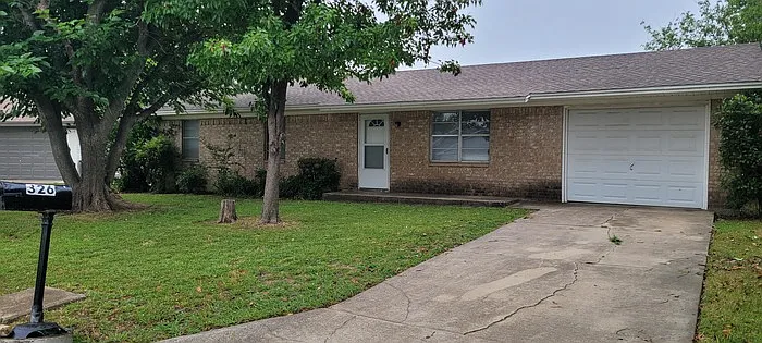 3 bed, 1.0 bath, 1056 sqft, $1,795 — Photo 2