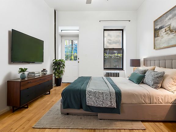 3rd image of 406 W 48th St #1RF