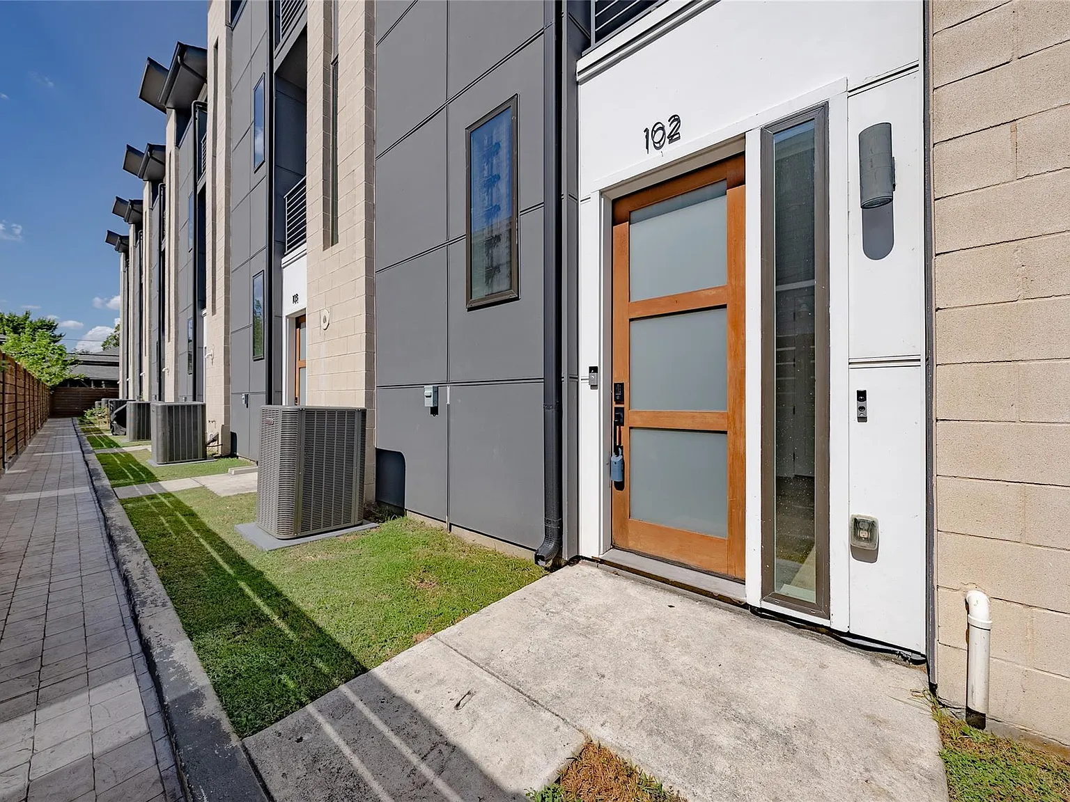 2 bed, 2.5 bath, 1689 sqft, $2,900 — Photo 3