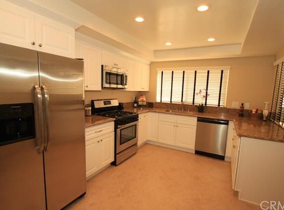 Another view of the kitchen...