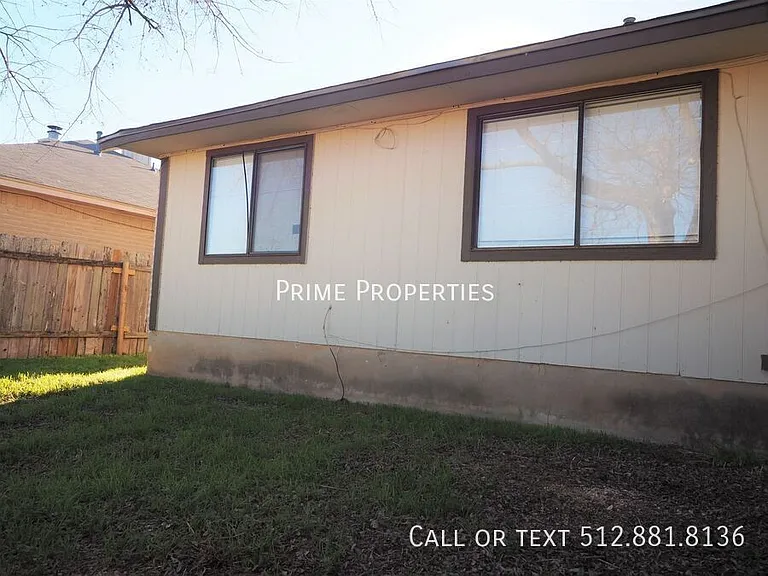 1401 Hermitage Dr — Photo 3