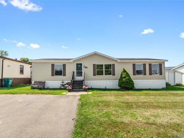 8346 Whitehorn Ln, Fenton, MI 48430