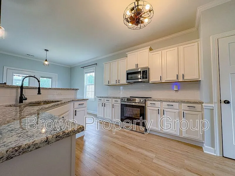 5 bed, 3.5 bath, 3204 sqft, $2,995 — Photo 3