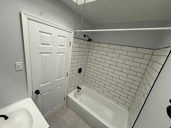 4th image of 702 Brighton St Floor 2
