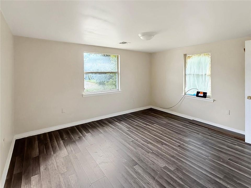 4th image of 2216 Jay St