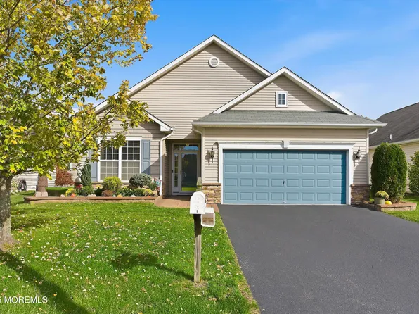 9 Eagle Ridge Circle, Lakewood, NJ 08701