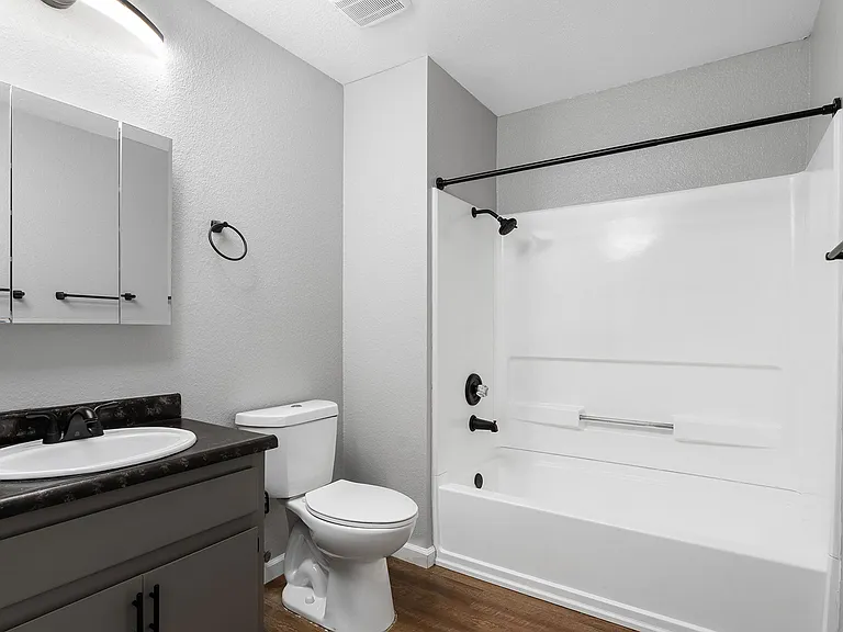 Redwood Cove Apartments — Photo 38