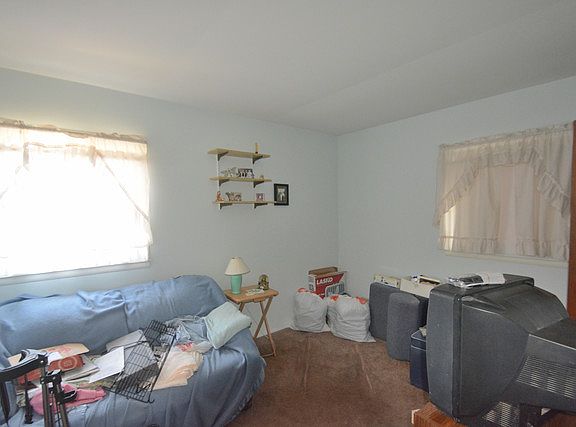 3rd image of 927 Barberry Ln