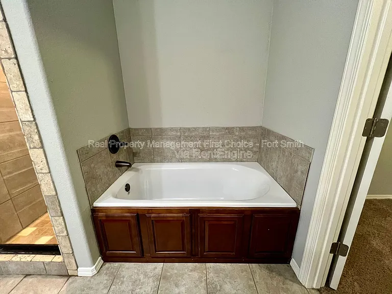 423 Ridge Point Dr — Photo 16