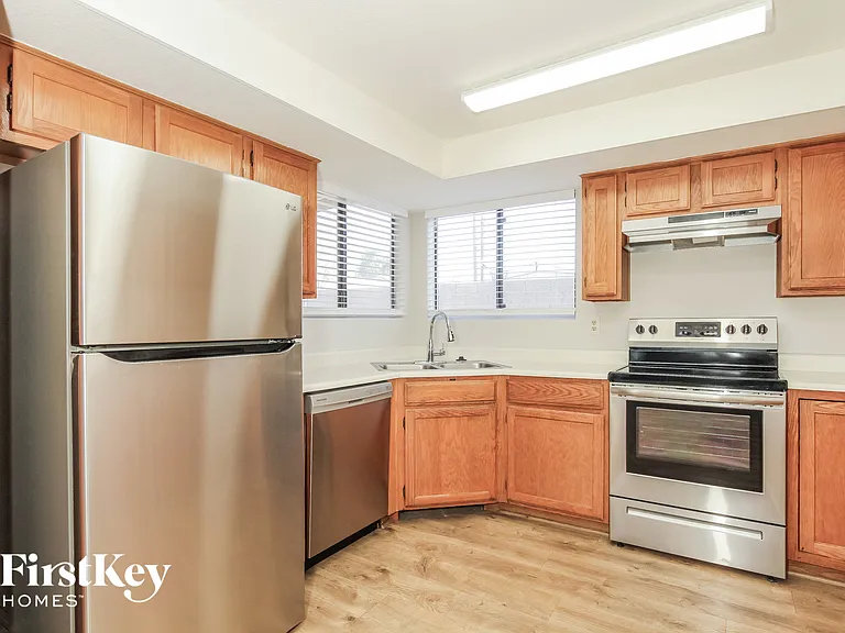10015 N 65th Ave — Photo 6