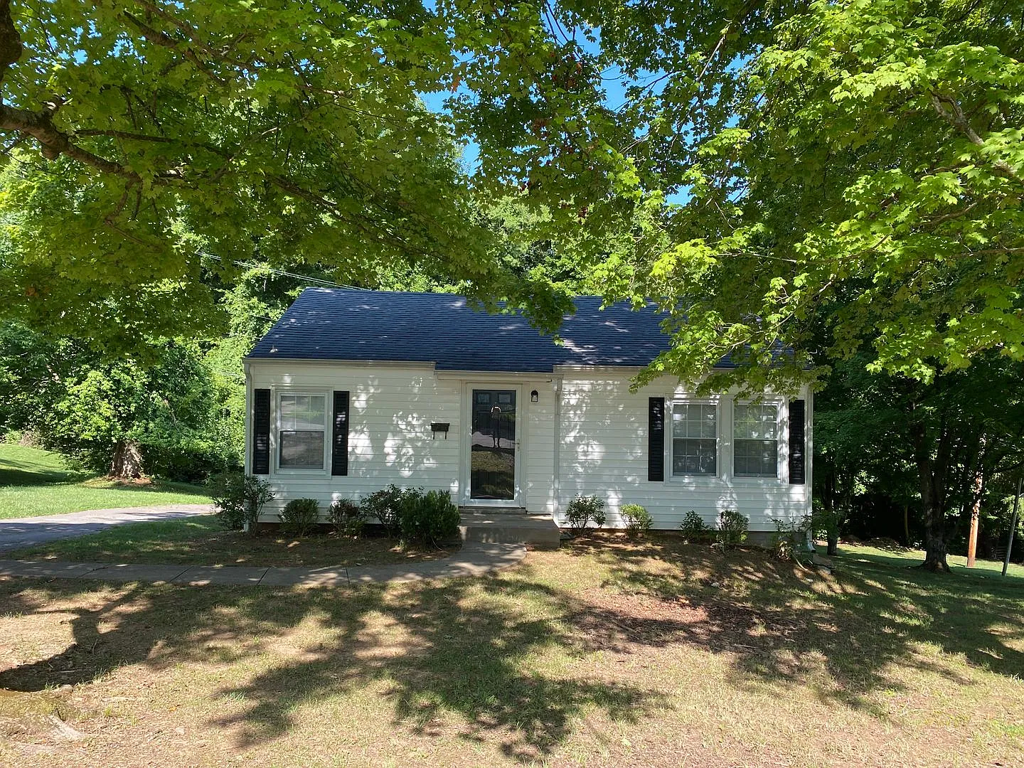 Great location 2 bedroom 1 bath home near APSU and Downtown! — Photo 1