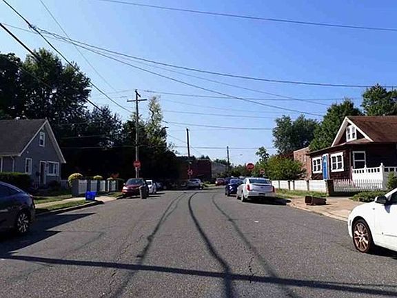 Exterior Neighborhood (street photo)