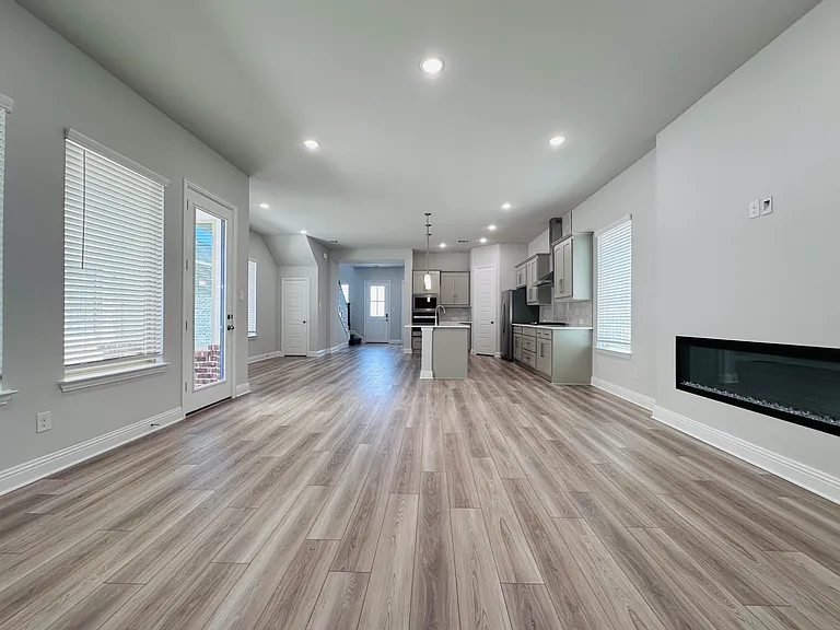 7017 Sunset Blvd — Photo 12
