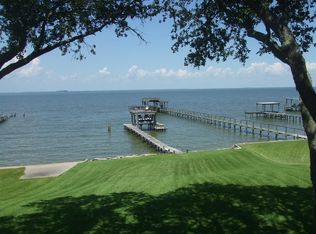 5017 W Bayshore Dr, Bacliff, TX 77518