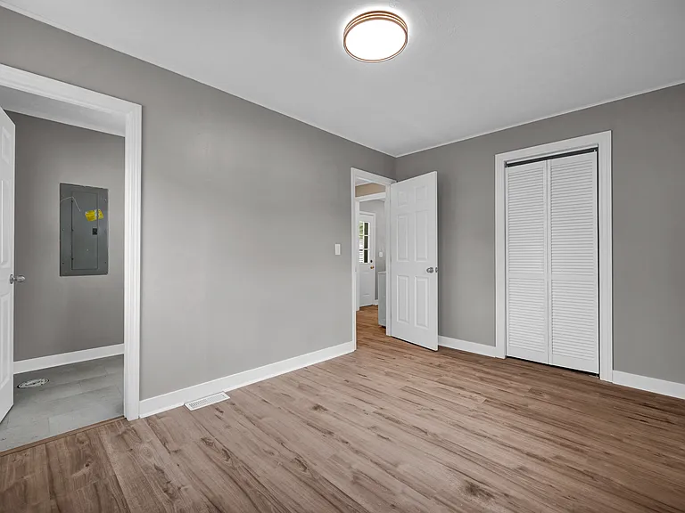 2022 Windsor St — Photo 11