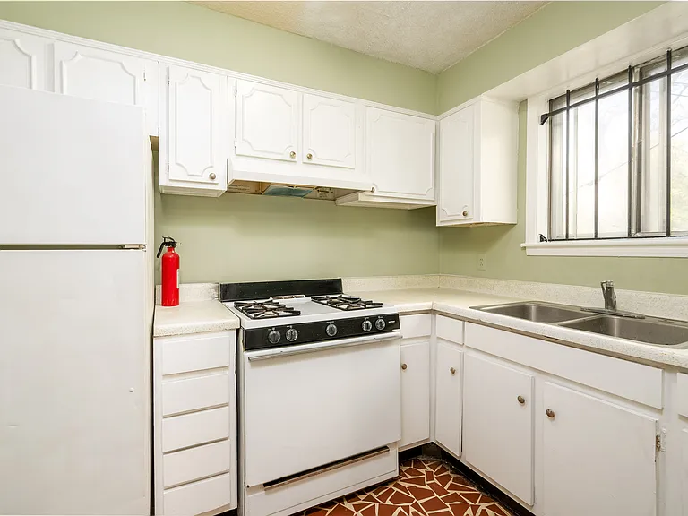 706 S Greer St — Photo 2