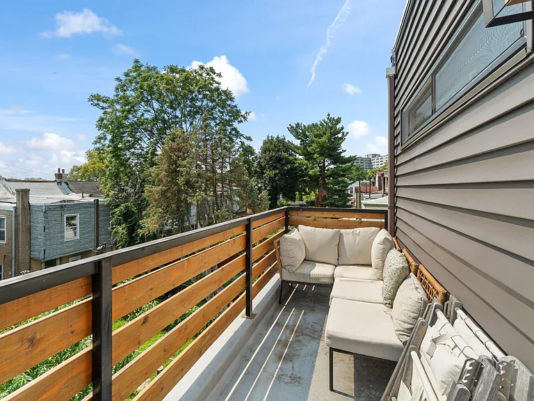 426 W Winona St — Photo 31