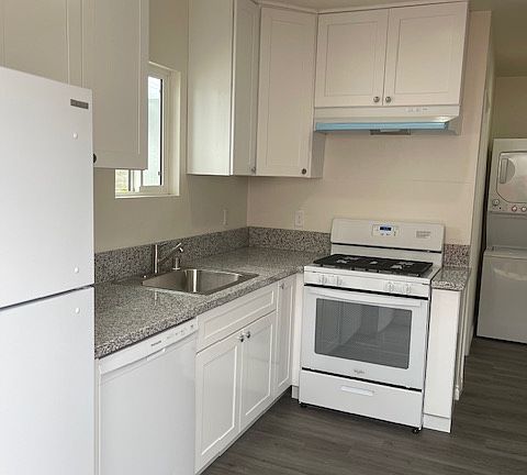 Full kitchen