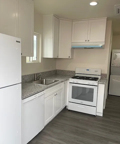 Full kitchen