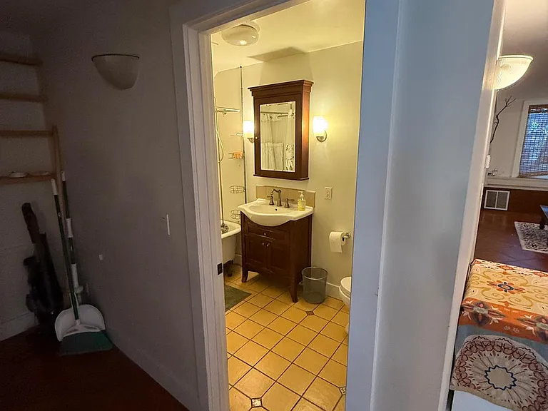 Full bathroom, shower/bath