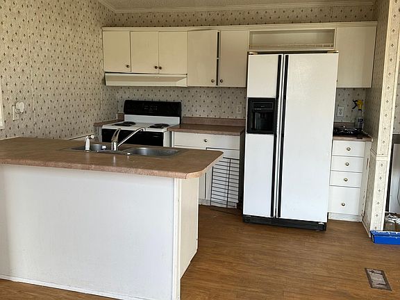 Open kitchen dinning area