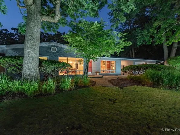 821 Greenwood Ave, Carpentersville, IL 60110