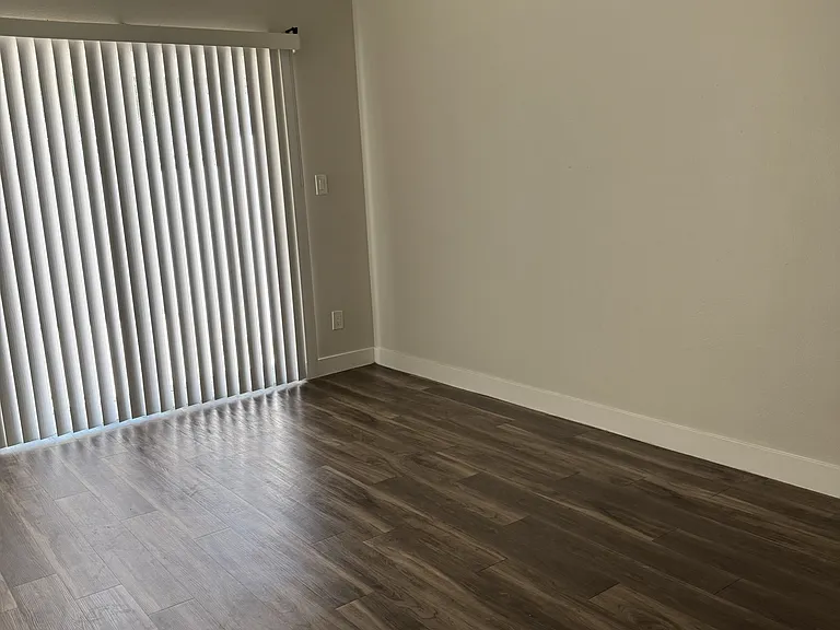 1545 W Colter St #16 — Photo 8