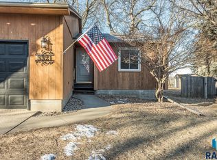 3321 E Manor Cir, Sioux Falls, SD 57103