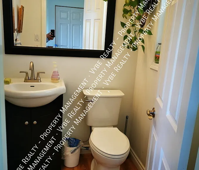2248 Gladwin Rd #UPPER — Photo 8